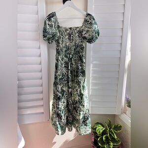 JGEE. Size Petite M. Green Leaf Print Smocked Dress